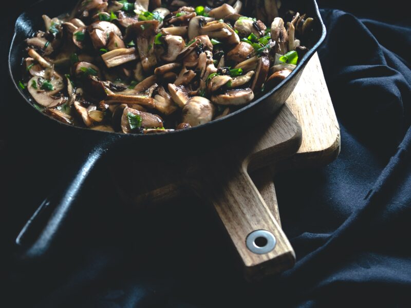 SPINACH AND MUSHROOMS WITH TRUFFLE OIL