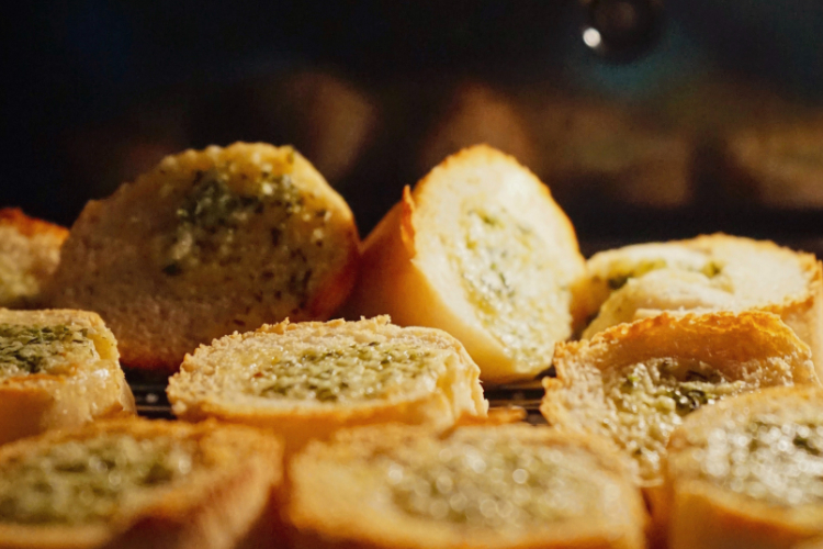 GARLIC BREAD WITH TRUFFLE OIL